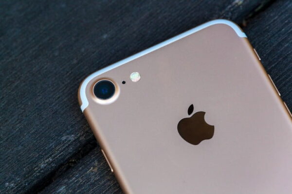 [뉴스] 수사 받는 정치인들 비번 안 알려준다…난공불락 아이폰