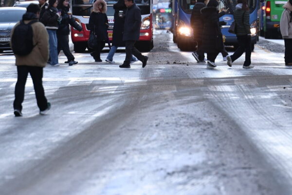 [뉴스] 전국 흐리고 곳곳 눈·비…출근길 살얼음·빙판길 주의