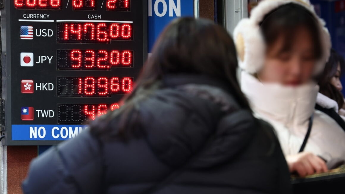 [뉴스] 달러 지금 팔까?…수수료 0원으로 환차익 극대화하려면