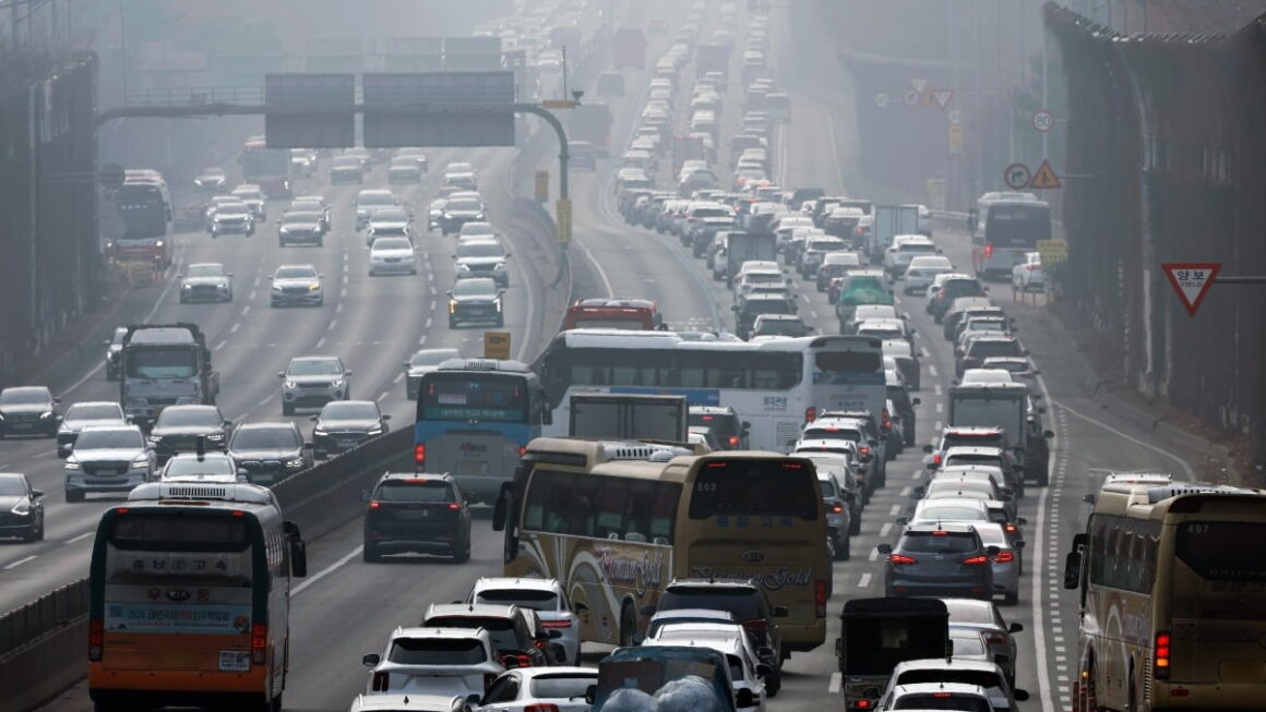 [뉴스] 설 전날 오후 고속도로 일부 정체…서울→부산 4시간40분