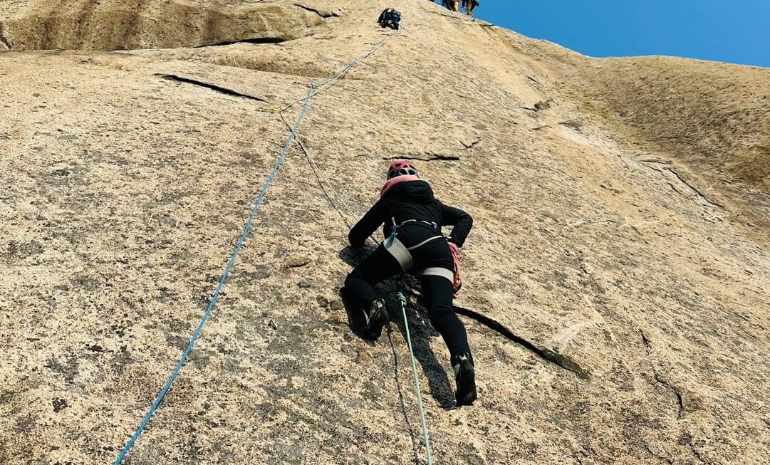 [뉴스] 땀 흘리는 게 제일 싫었는데”…눕방 마니아, 암벽에 매달리다