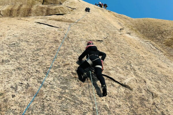 [뉴스] 땀 흘리는 게 제일 싫었는데”…눕방 마니아, 암벽에 매달리다