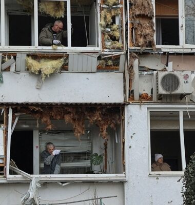 [뉴스] 에너지 시설 공격 멈춘 러시아, 통근버스 무차별 공격…민간인 17명 사망