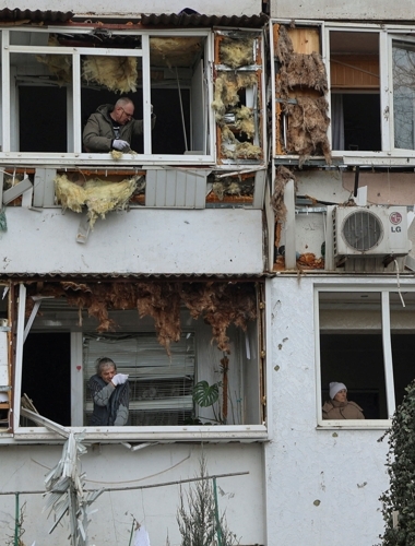 [뉴스] 에너지 시설 공격 멈춘 러시아, 통근버스 무차별 공격…민간인 17명 사망