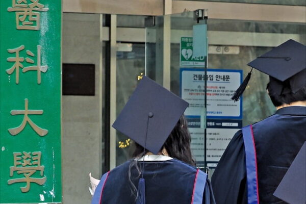 [뉴스] 5년간 의대생 3342명 늘린다…의사 반발에 증원폭 쪼그라들어