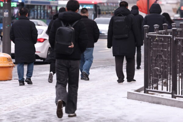 [뉴스] 밤사이 내린 눈으로 출근길 빙판길 조심…최저 영하 10도