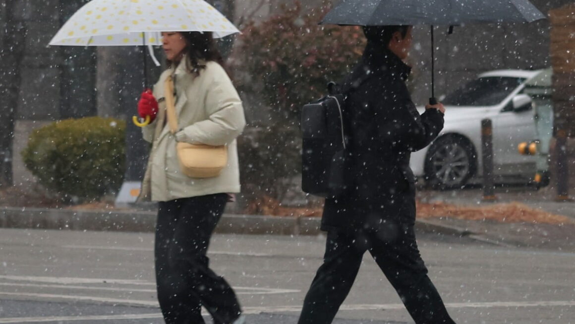 [뉴스] 눈·비 펑펑, 우산 챙기고 빙판길 조심해야