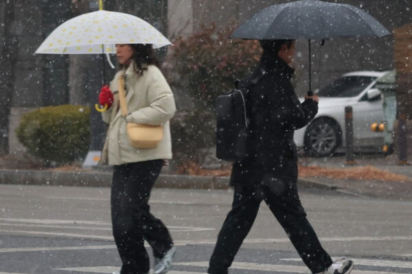[뉴스] 눈·비 펑펑, 우산 챙기고 빙판길 조심해야