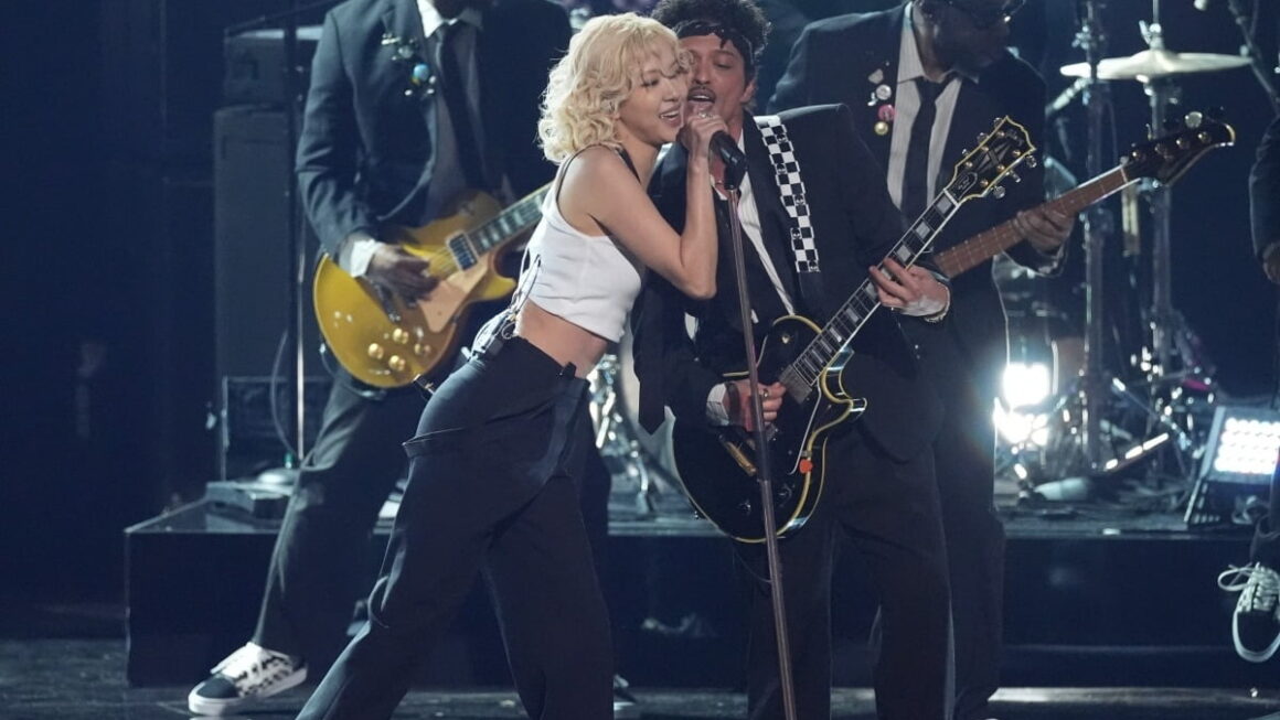 [뉴스] 그래미서 아파트 떼창…로제, 브루노 마스에 볼뽀뽀도