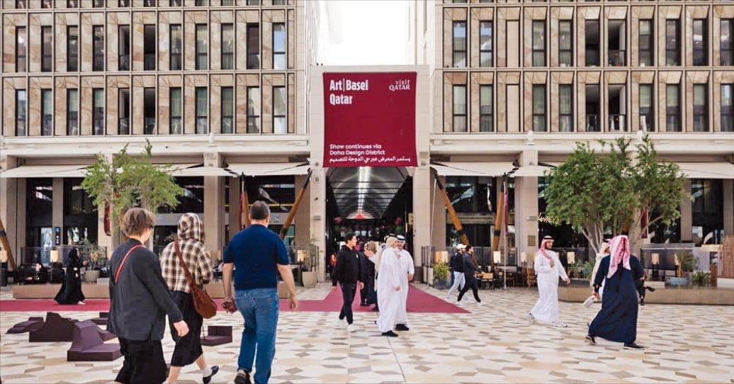 [뉴스] 흰색 쪽지 슥 건넸다…오일 머니의 수백억 은밀한 쇼핑