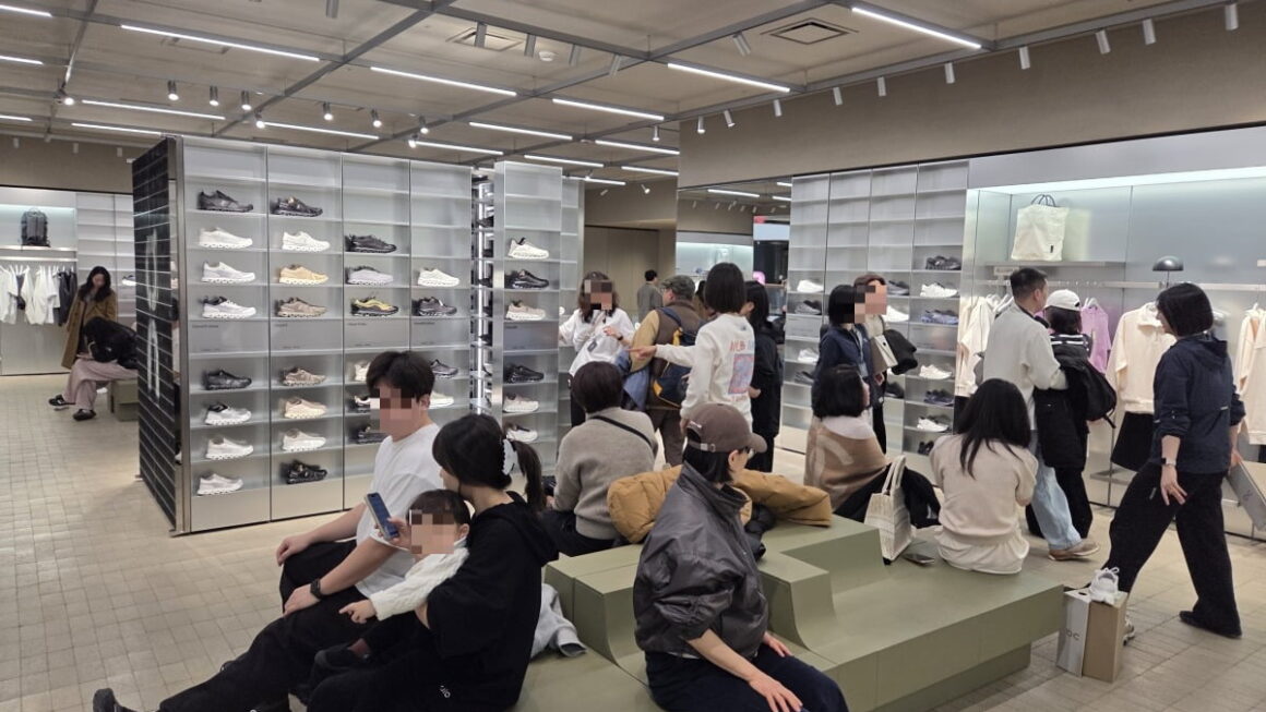 [뉴스] 명품도 아닌데 매장 입장에만 한 시간…백화점서 잘나간다