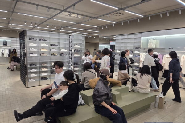 [뉴스] 명품도 아닌데 매장 입장에만 한 시간…백화점서 잘나간다