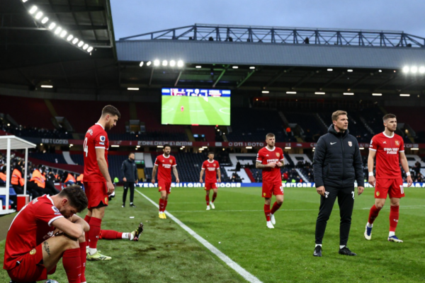 토트넘, 북런던 더비 1-4 참패… 12명 결장 속 투도르 데뷔전 악몽