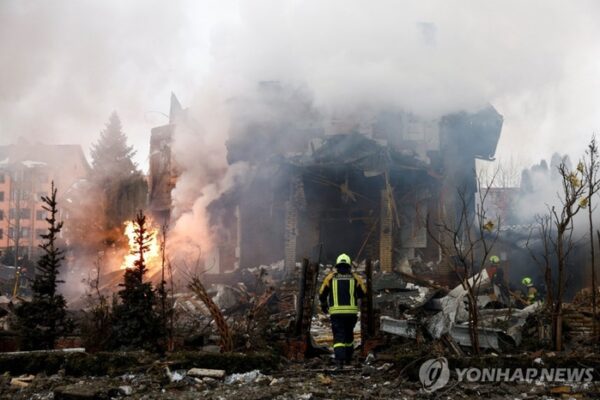 [뉴스] 우크라, 탄도미사일 공습경보 발령하자마자…수도 키이우서 강력 폭발음