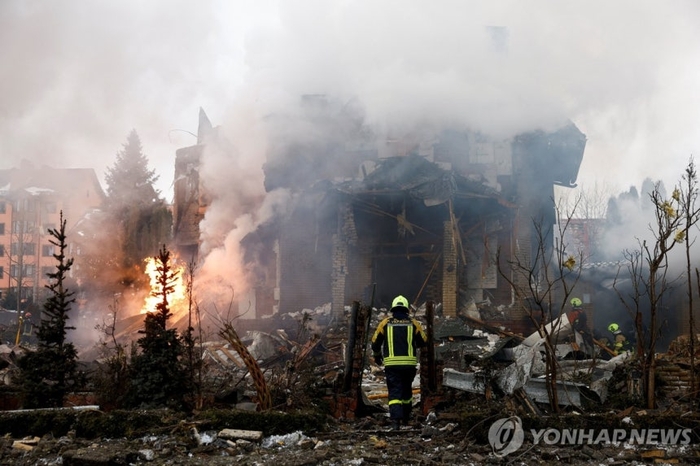 [뉴스] 우크라, 탄도미사일 공습경보 발령하자마자…수도 키이우서 강력 폭발음