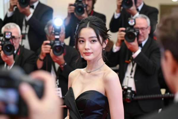 채플 론이 그래미 레드카펫 사진기자들을 제압한 방법