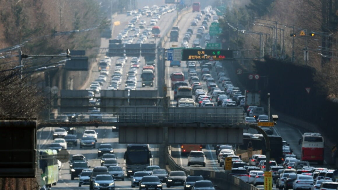 [뉴스] 설 연휴 마지막 날 귀경 정체…부산→서울 5시간