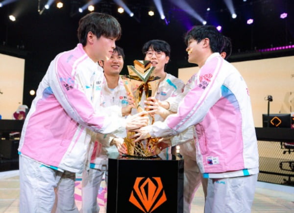 [뉴스] 바이퍼, 2년 연속 FST 제패…BLG, 창단 첫 국제대회 우승