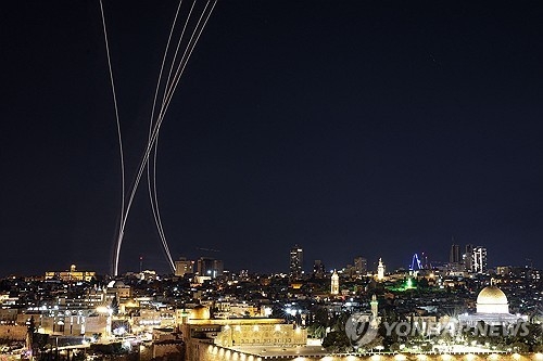 [뉴스] “수량은 유한, 아껴 쓰다보니”…이란 미사일에 뚫리는 이스라엘 방공망
