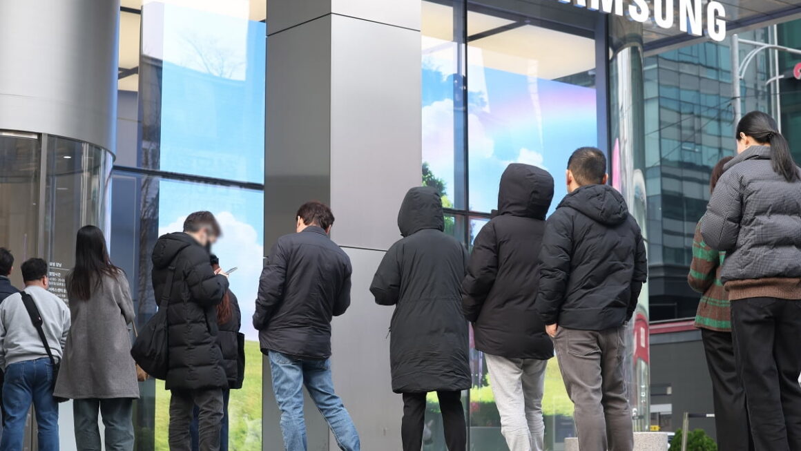 [뉴스] 李대통령 셀카폰도 등판…한국인 폰심 공략 전면전