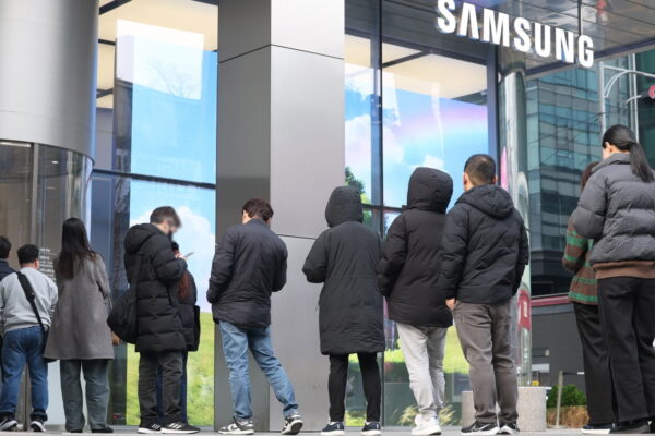 [뉴스] 李대통령 셀카폰도 등판…한국인 폰심 공략 전면전