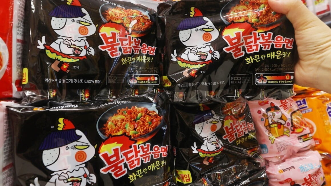 [뉴스] 불닭 로드 뚫었는데…기회의 땅 닫힐판 韓 기업 초비상