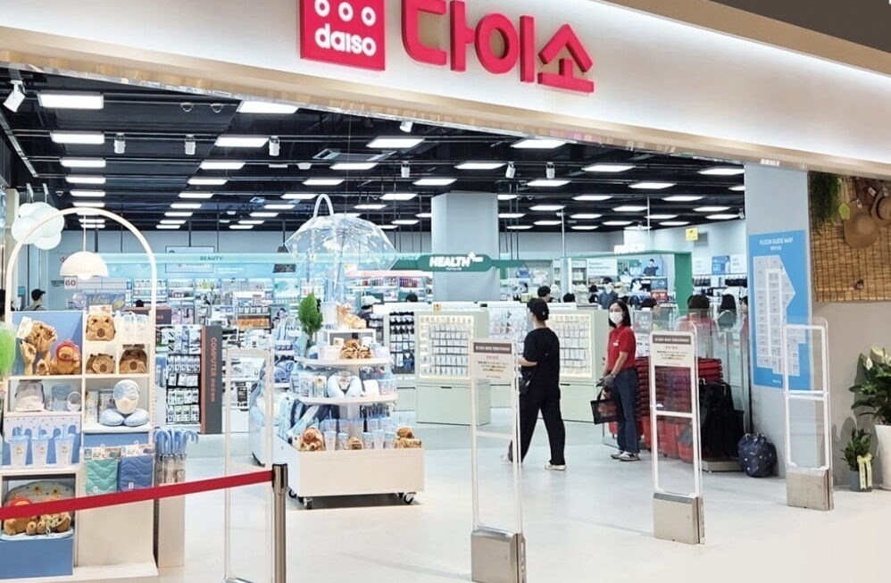 [뉴스] 두쫀쿠보다 싼 바람막이… 다이소, 뷰티 이어 패션까지 잡나