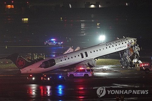 [뉴스] 100명 탑승 여객기 착륙 중 소방차와 ‘쾅’…공항 폐쇄한 미 연방항공청