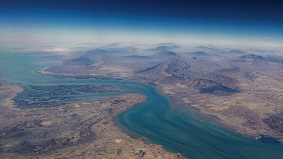 [뉴스] 호르무즈 해협 봉쇄에 국제유가 껑충…배럴당 90달러 돌파