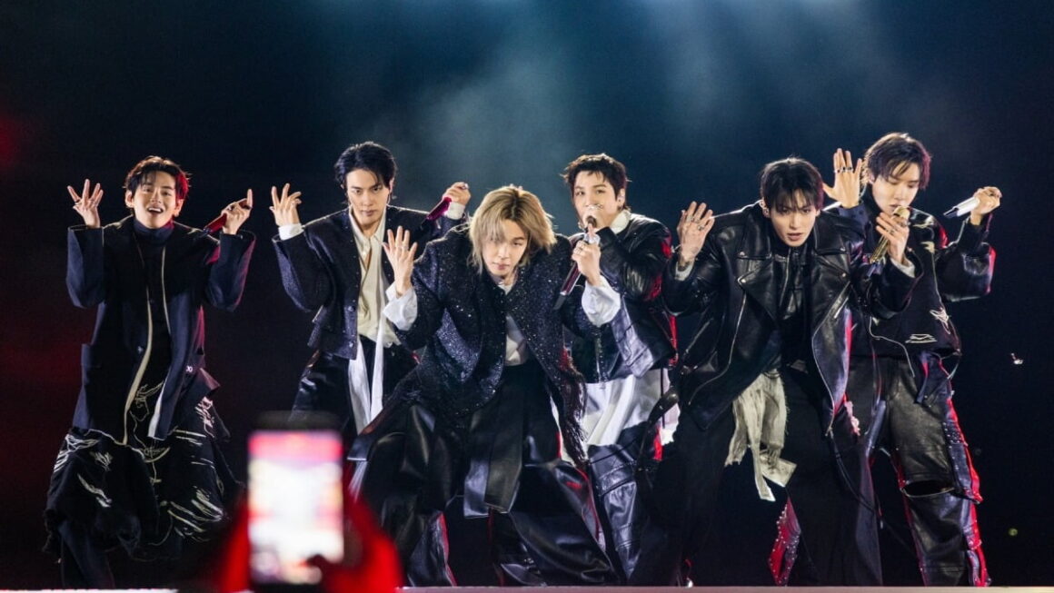 [뉴스] BTS는 영웅…컴백 무대 의상 만든 디자이너가 밝힌 비하인드