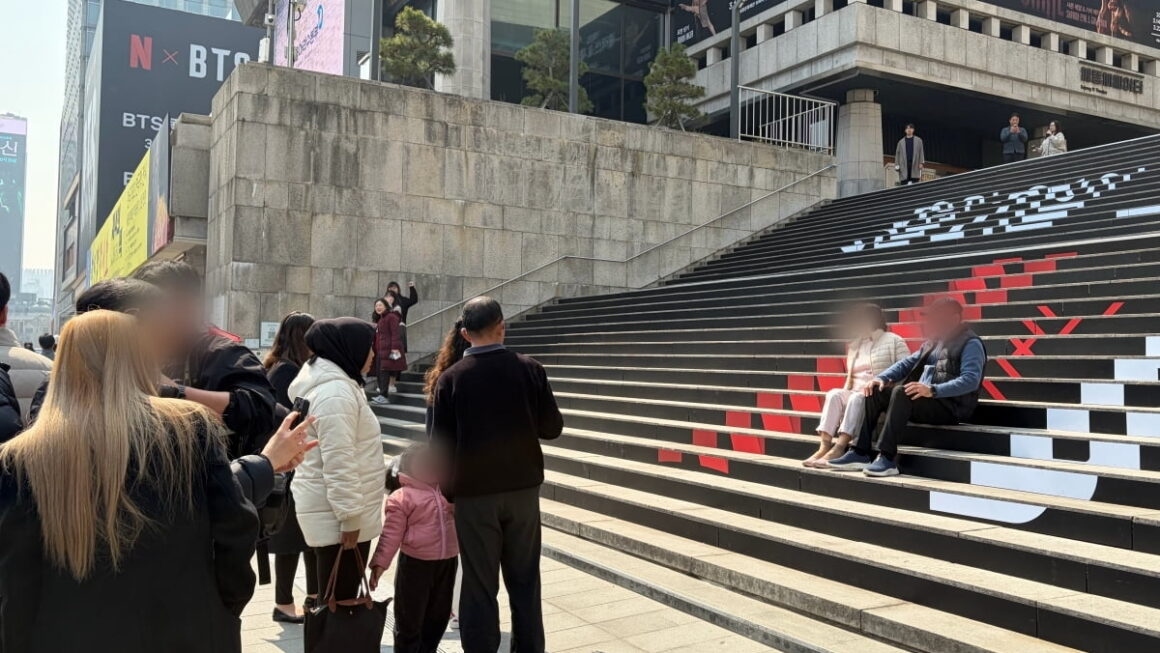 [뉴스] 티켓 없어도 한국까지 날아왔다…벌써 광화문 메운 아미