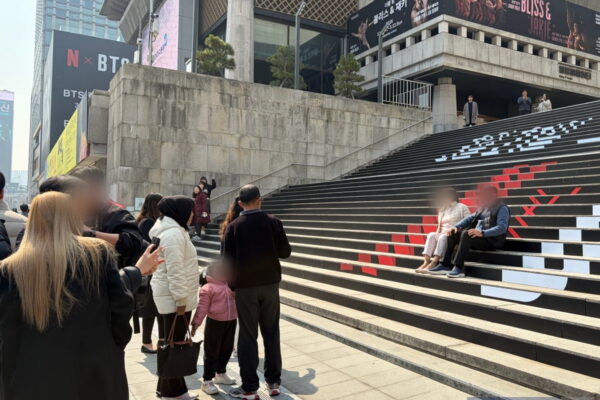 [뉴스] 티켓 없어도 한국까지 날아왔다…벌써 광화문 메운 아미