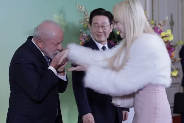 [뉴스] 아이돌 손등 키스, 만찬 BGM으로…K팝이 만든 외교 명장면