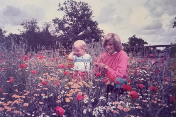 [뉴스] “어머니를 기억하며”…윌리엄 왕세자, 미공개 다이애나빈 사진 공개
