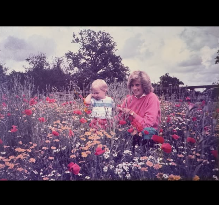 [뉴스] “어머니를 기억하며”…윌리엄 왕세자, 미공개 다이애나빈 사진 공개