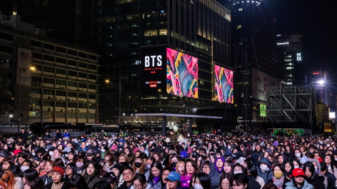 [뉴스] BTS 효과 3조원?…명동 매출 2배·호텔 만실 행진