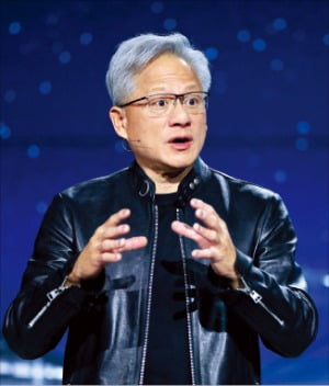 [뉴스] AI거품 선 그은 젠슨황 올 주문액 1조弗 크게 넘을 것