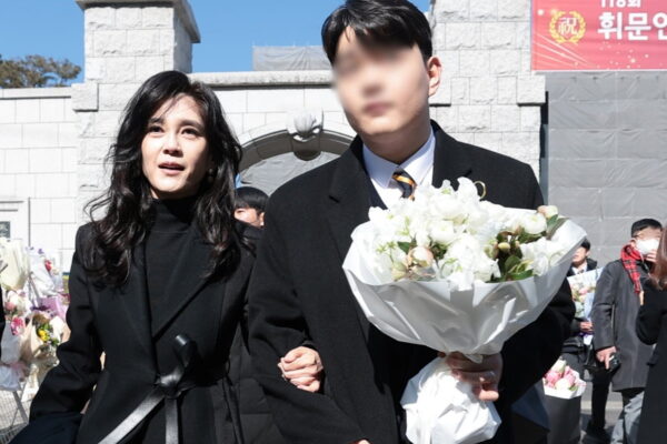 [뉴스] 이부진 아들 폰 끊고 서울대 갔대…韓도 SNS 금지령 나올까