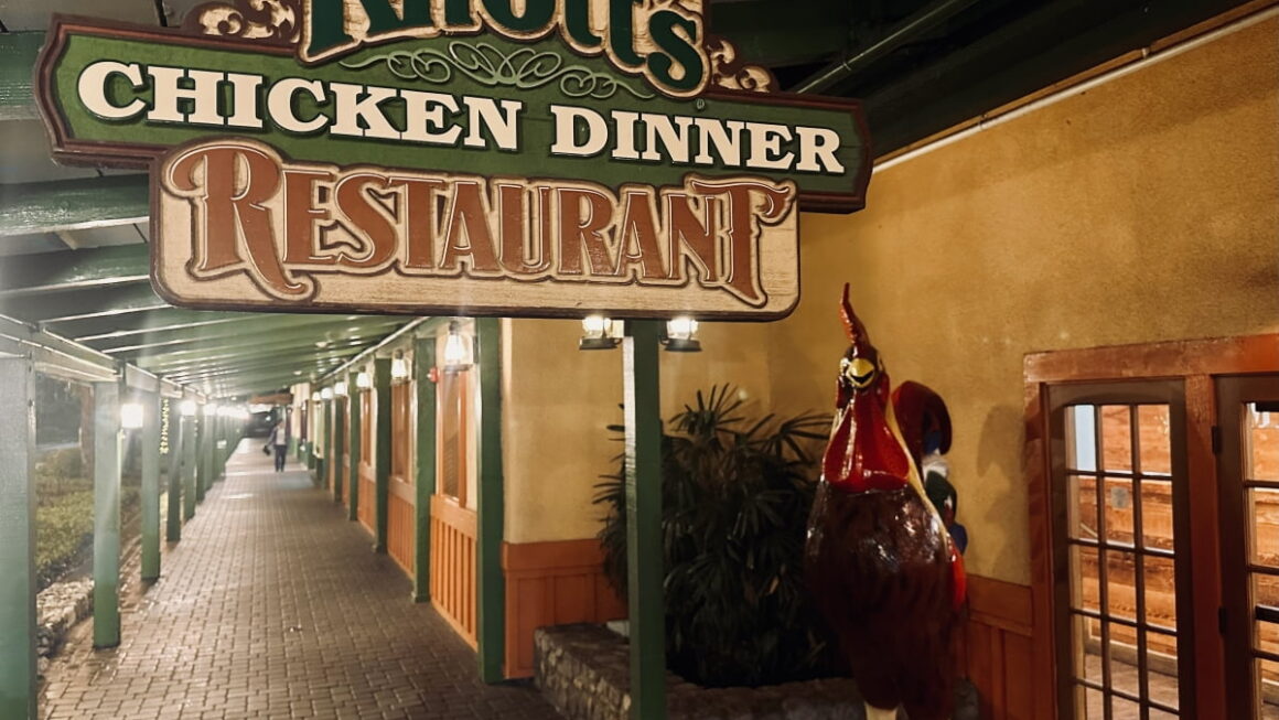 [뉴스] 치킨 팔아 테마파크를 세웠다…100년째 줄서는 식당의 비결