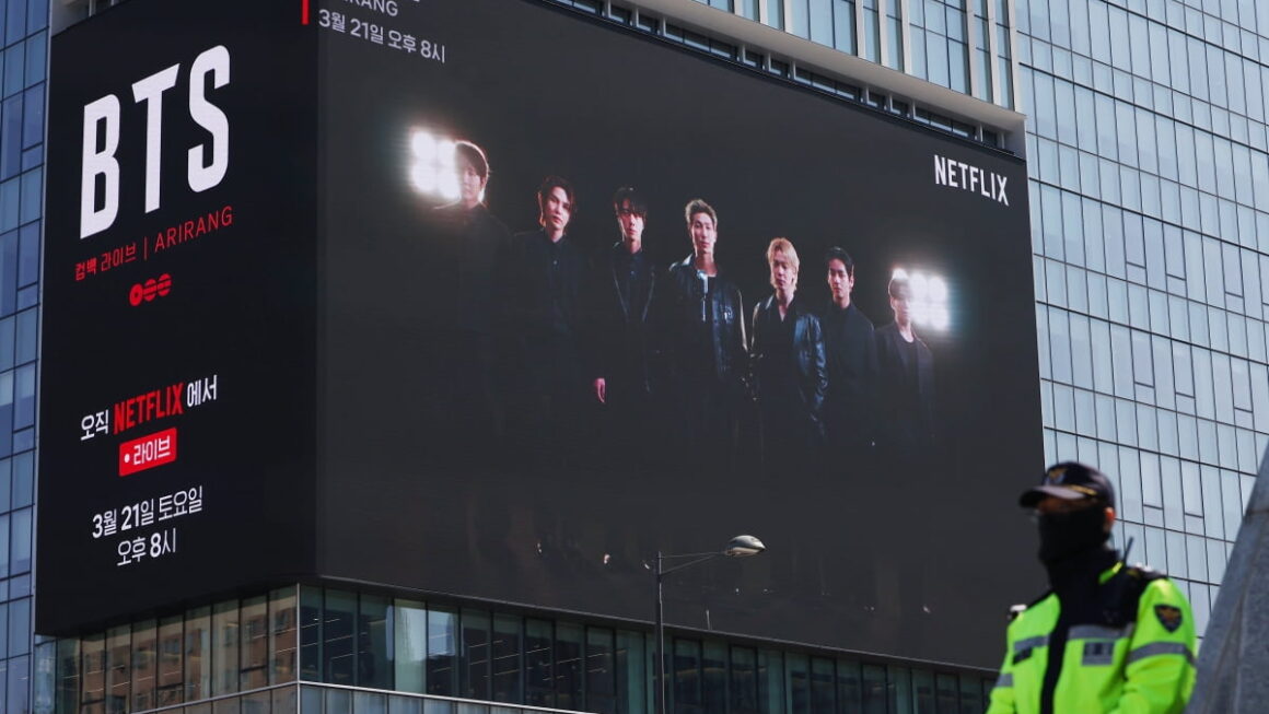 [뉴스] 26만명 몰리는 BTS 공연…꼼수 관람 차단·유통가 휴점