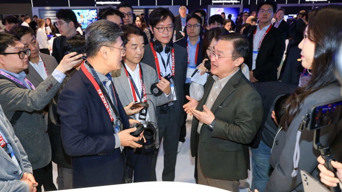 [뉴스] 처음 만난 SKT-삼성전자 수장 … 정재헌 갤럭시 때문에 보호필름 회사 다 망하겠다