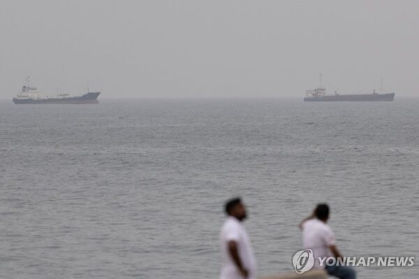 [뉴스] UAE 인근 해역서 화물선 근접 피격…이란군 고속단정 타격 ‘가능성’