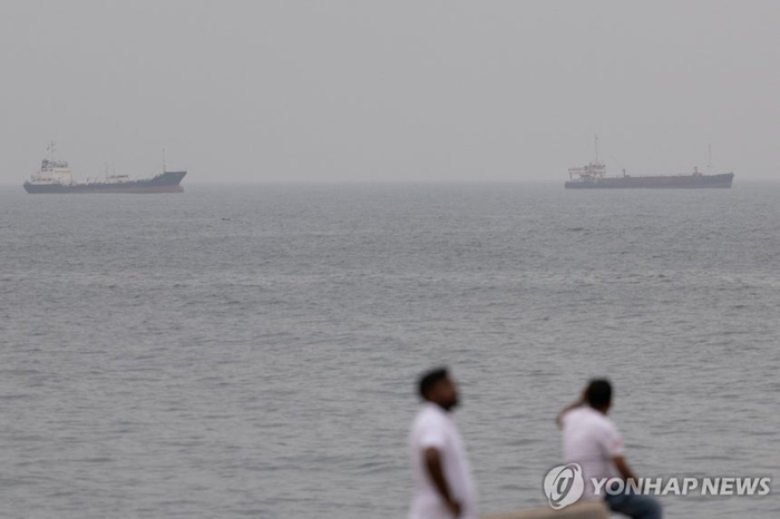 [뉴스] UAE 인근 해역서 화물선 근접 피격…이란군 고속단정 타격 ‘가능성’