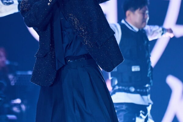 [뉴스] 김건모 재기 아닌 데뷔…객석에선 배우 강부자 응원