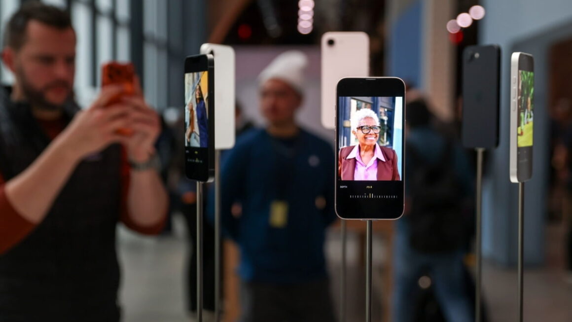 [뉴스] 핵심부품 값 10배 뛰더니…아이폰 폴드 340만원대 예상에 경악