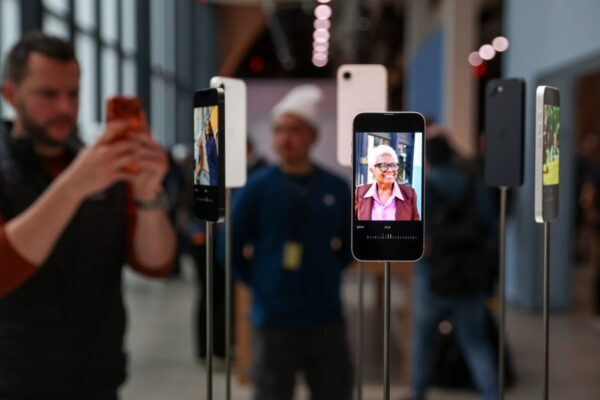 [뉴스] 핵심부품 값 10배 뛰더니…아이폰 폴드 340만원대 예상에 경악