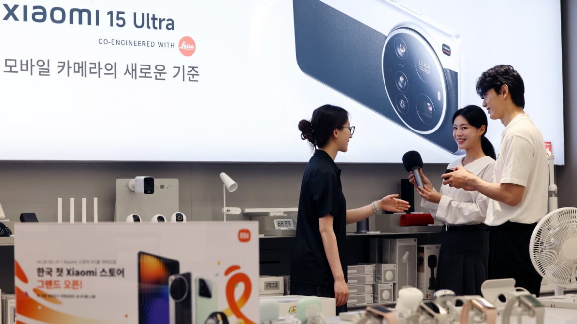 [뉴스] 이재명-시진핑 셀카폰 화제 됐지만…중국폰 기피에 발목