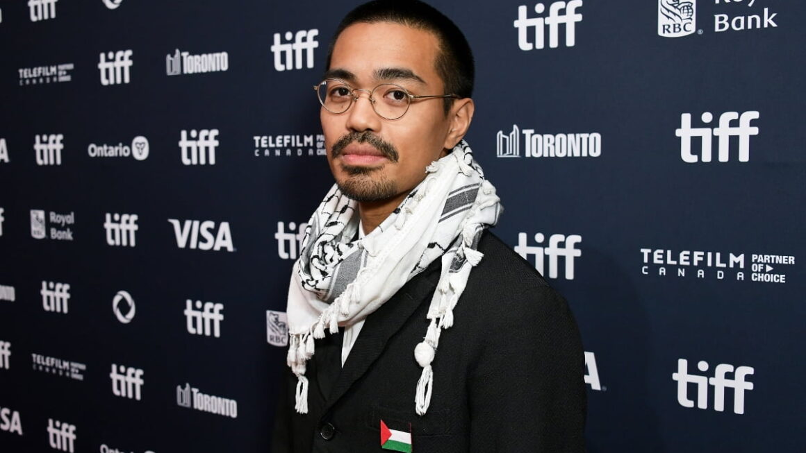 [뉴스] 네오 소라 한국 개봉날 결혼해달라는 피켓을 들고 온 관객도 있었죠