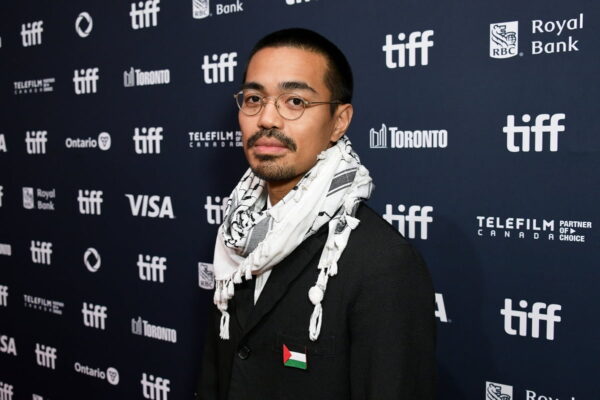 [뉴스] 네오 소라 한국 개봉날 결혼해달라는 피켓을 들고 온 관객도 있었죠