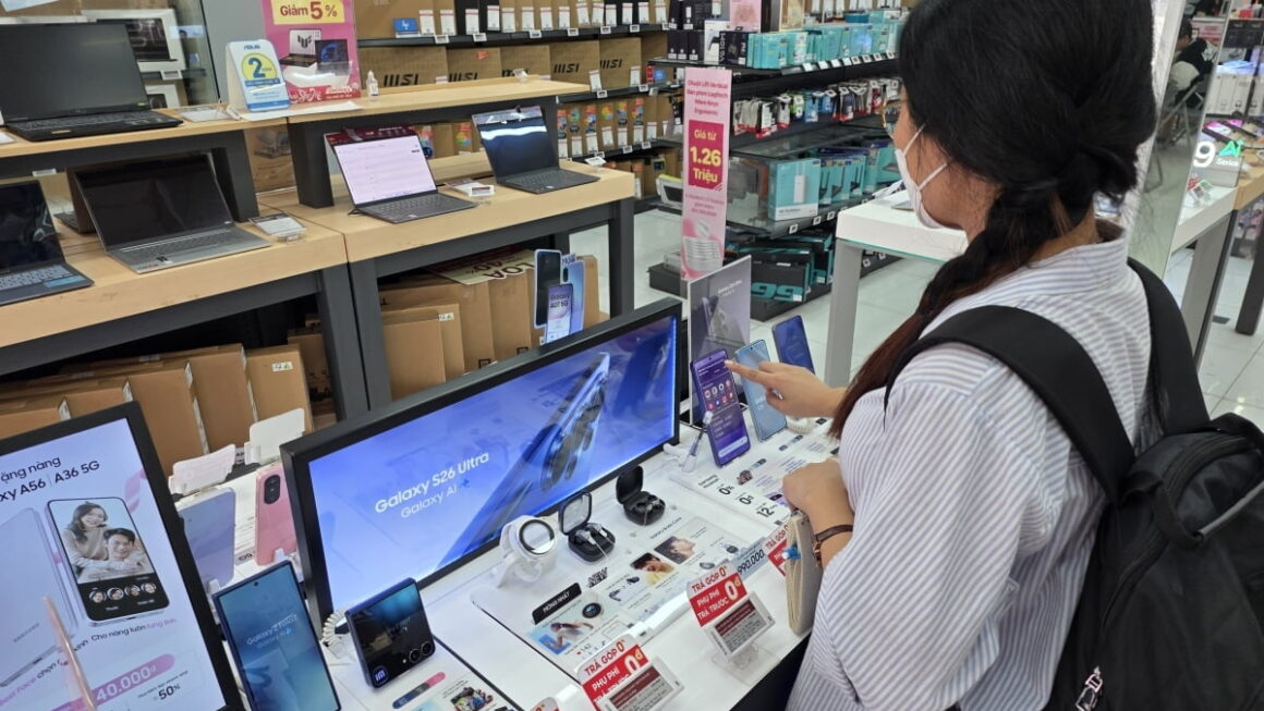 [뉴스] 시골에서나 갤럭시 쓰죠…이재용 농담 경고음 되나